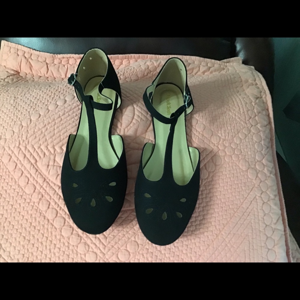 Ladies t-strap shoes